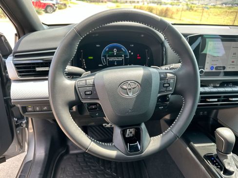 Used 2025 Toyota Camry SE image 14