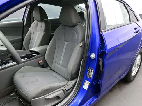 Used 2023 Hyundai Elantra SE image 11