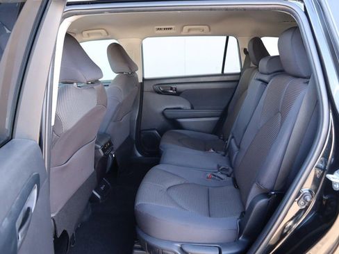 Used 2023 Toyota Highlander L image 9