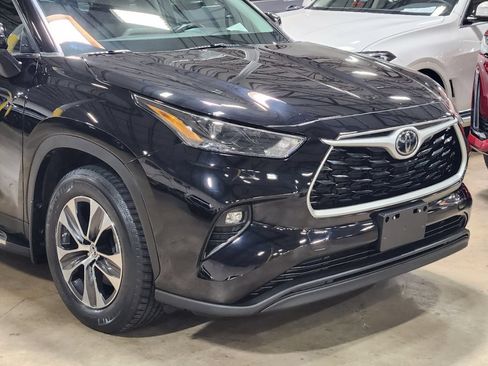 Used 2022 Toyota Highlander XLE FWD image 12
