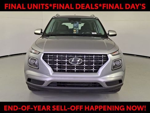 Certified 2024 Hyundai Venue SEL image 3