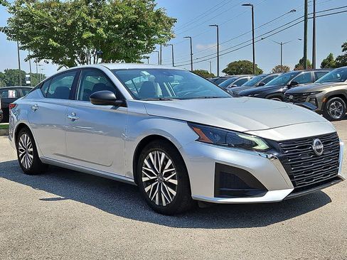 Used 2025 Nissan Altima 2.5 SV FWD image 3