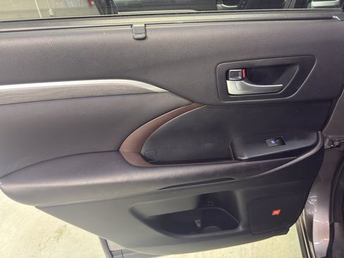 Used 2017 Toyota Highlander Limited image 28