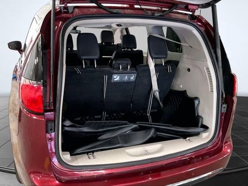 Used 2018 Chrysler Pacifica Touring-L Plus w/ Tire & Wheel Group FWD image 5