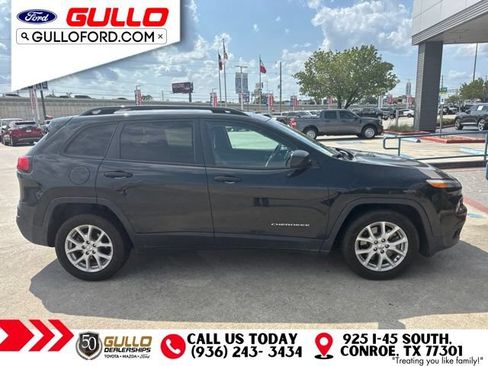 Used 2016 Jeep Cherokee Sport FWD image 4