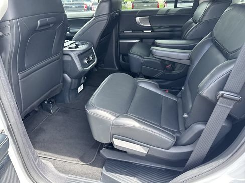 Used 2025 Ford Expedition Platinum AWD/4WD image 21