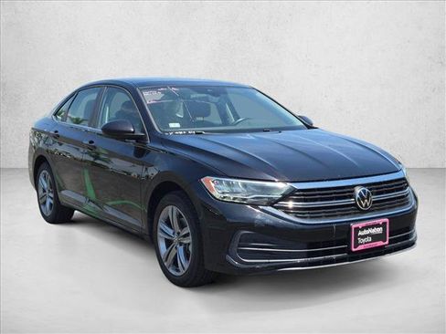 Used 2023 Volkswagen Jetta SE w/ Panoramic Sunroof Package FWD image 3