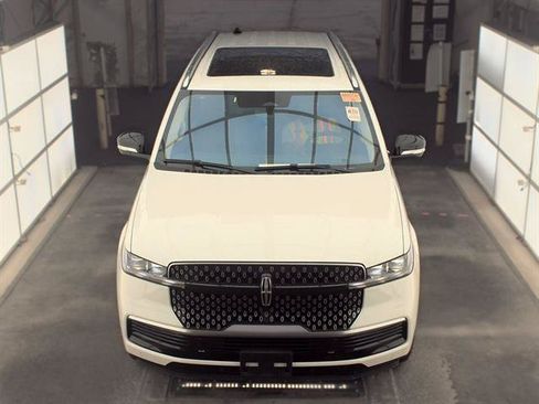 Used 2025 Lincoln Navigator L Reserve AWD/4WD image 2