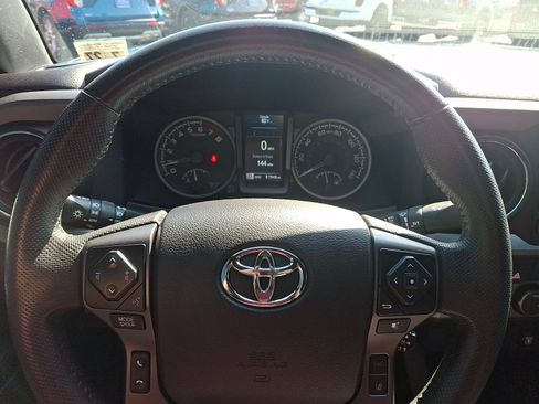 Used 2022 Toyota Tacoma TRD Off-Road AWD/4WD image 19