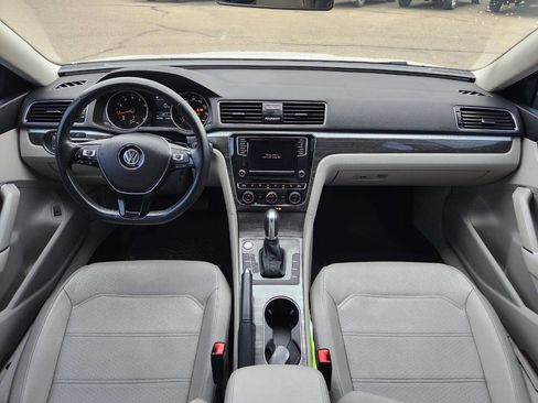 Used 2018 Volkswagen Passat 2.0T SE FWD image 3