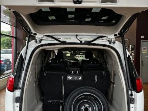 Used 2020 Chrysler Pacifica Touring-L FWD image 11