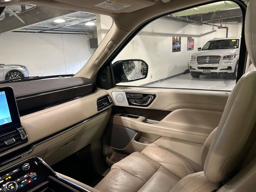 Used 2021 Lincoln Navigator Reserve w/ Luxury Package AWD/4WD image 26
