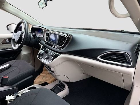 Used 2018 Chrysler Pacifica L image 28