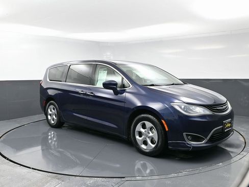Used 2017 Chrysler Pacifica Touring Plus image 3