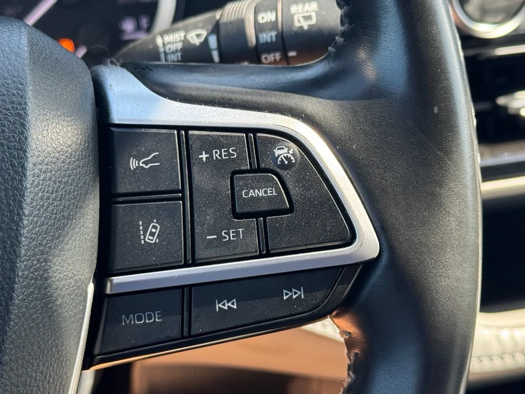 Used 2023 Toyota Highlander XLE FWD image 27