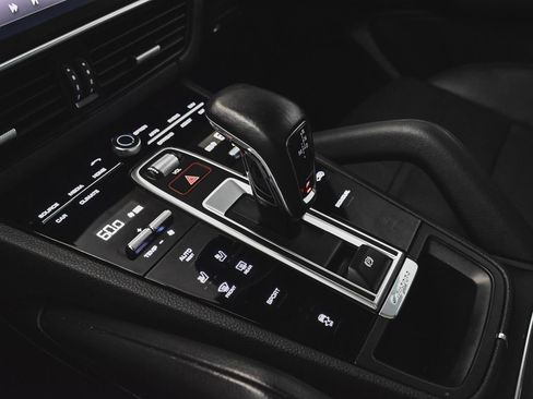 Used 2023 Porsche Cayenne AWD/4WD image 31