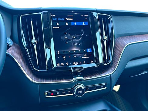 Used 2023 Volvo XC60 B5 Plus w/ Protection Package Premier image 32