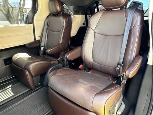 Used 2021 Toyota Sienna Platinum FWD image 19
