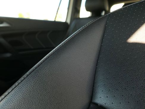 Used 2022 Volkswagen Tiguan SE R-Line image 11