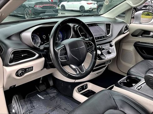 Used 2021 Chrysler Pacifica Touring-L FWD image 18