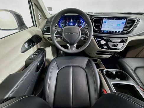 Used 2024 Chrysler Pacifica Limited FWD image 13