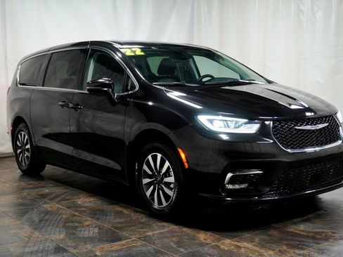 Used 2022 Chrysler Pacifica Touring-L w/ Uconnect Theater Family Group FWD image 1