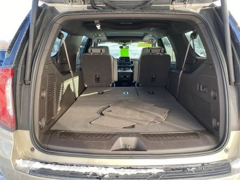 Used 2022 GMC Yukon XL SLT w/ SLT Premium Package image 6