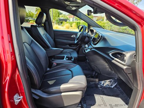 Used 2025 Chrysler Pacifica Select FWD image 32