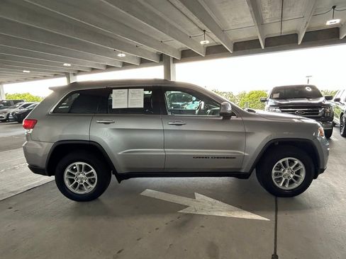 Used 2019 Jeep Grand Cherokee Laredo image 3