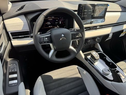 New 2025 Mitsubishi Outlander SE image 16