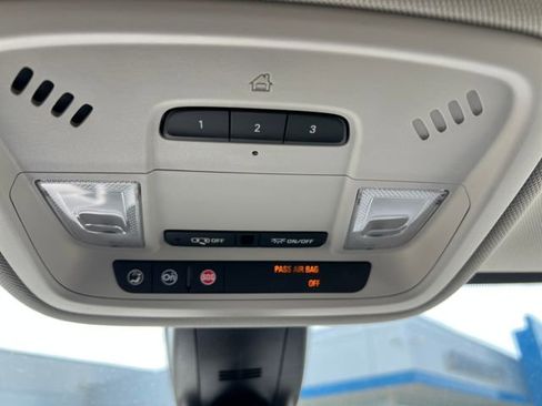 Used 2018 Chevrolet Traverse LT image 30