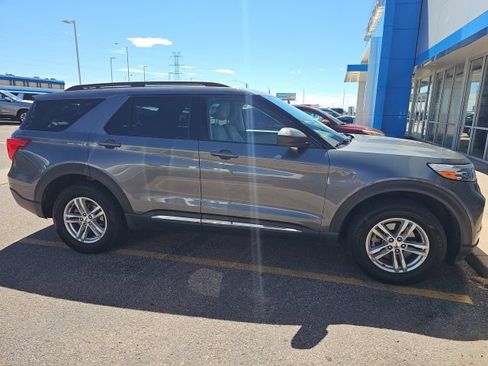Used 2022 Ford Explorer XLT AWD/4WD image 2