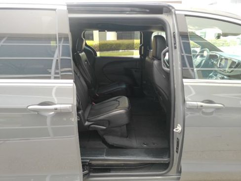 Used 2025 Chrysler Pacifica Select FWD image 25