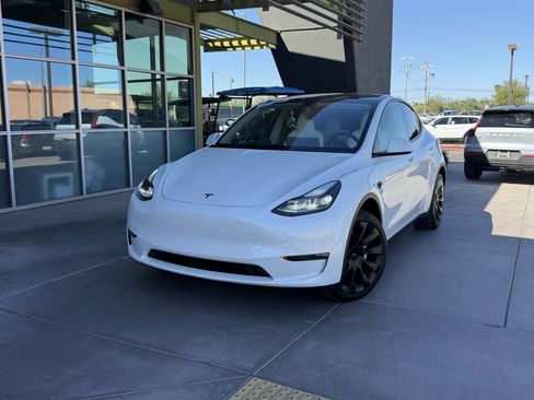 Used 2024 Tesla Model Y 2WD image 2