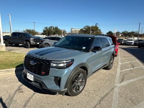 Used 2025 Ford Explorer ST image 2