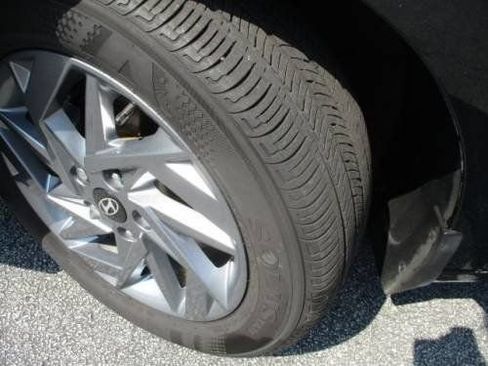 Used 2024 Hyundai Elantra SEL FWD image 9