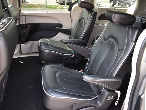 Used 2024 Chrysler Pacifica Limited image 19