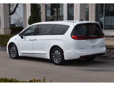 Used 2023 Chrysler Pacifica Limited w/ Uconnect Theater Family Group image 6