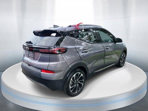 Used 2023 Chevrolet Bolt EUV Premier w/ Sun & Sound Package FWD image 4