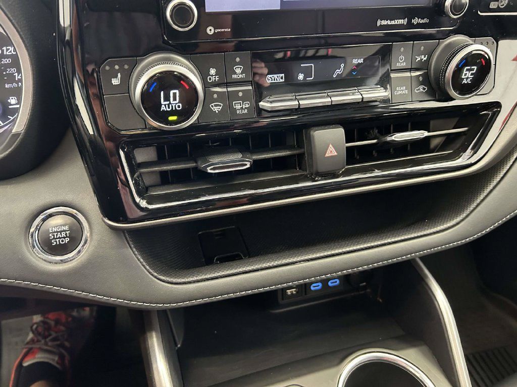 Used 2022 Toyota Highlander XLE FWD image 25