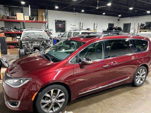 Used 2018 Chrysler Pacifica Limited w/ Tire & Wheel Group FWD image 15