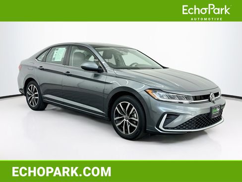 Used 2025 Volkswagen Jetta SE FWD image 1