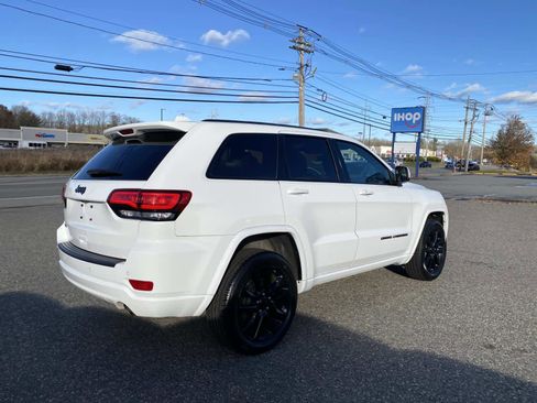 Certified 2021 Jeep Grand Cherokee Laredo X image 3