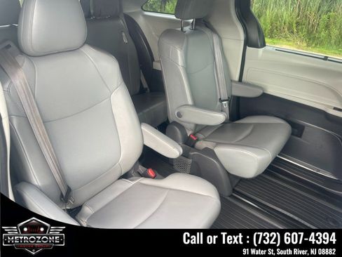Used 2021 Toyota Sienna XLE FWD image 15