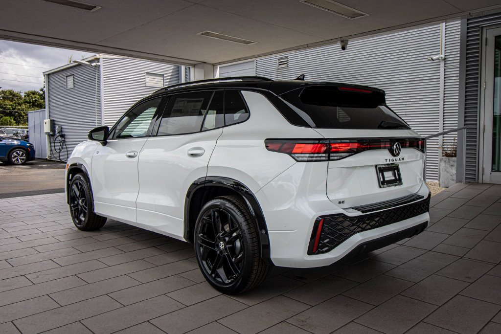 New 2026 Volkswagen Tiguan SE R-Line FWD image 12
