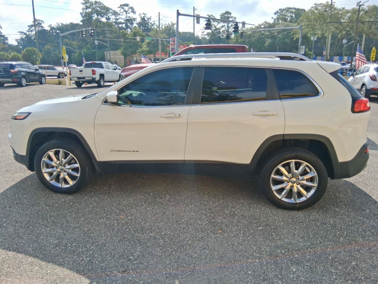 Used 2016 Jeep Cherokee Limited w/ Trailer Tow Group AWD/4WD image 6