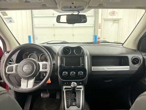 Used 2017 Jeep Compass Latitude FWD image 10