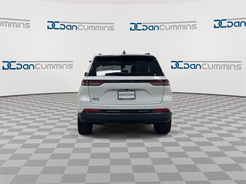 Used 2023 Jeep Grand Cherokee Altitude image 7