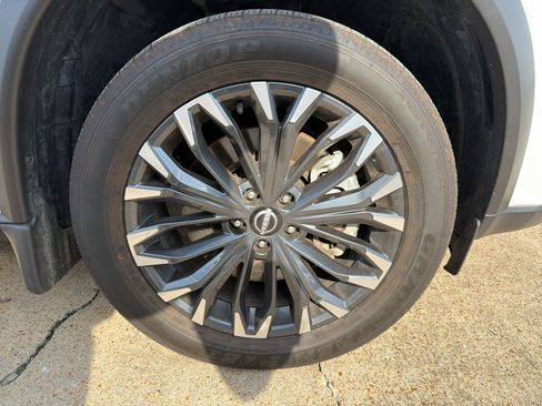 Used 2025 Nissan Rogue SL w/ Tech Package FWD image 13