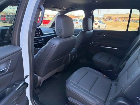 Used 2025 Chevrolet Traverse LT image 19